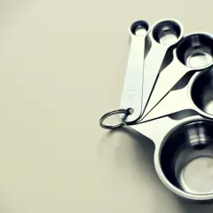 Zestaw metalowych miarek kuchennych. Zastanawiasz się, ile to gram łyżka cukru pudru?