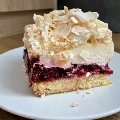 Malinowa chmurka na biszkopcie czy na kruchym - co wybrać?
