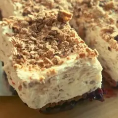 Puszyste ciasto z grześków z owocami na spodzie, posypane chrupiącą kruszonką. Idealne na deser.