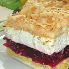 Malinowa chmurka na kruchym spodzie, z puszystą bitą śmietaną i chrupiącą bezą. Pyszny deser!