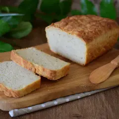 Chleb na maślance: Jak upiec wilgotny bochenek, który nie czerstwieje?