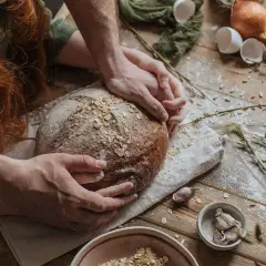 Czy przykrywać chleb po upieczeniu? Oto, co musisz wiedzieć