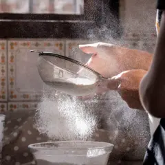 Brak sitka? Przesiej mąkę! 5 trików na puszyste ciasto
