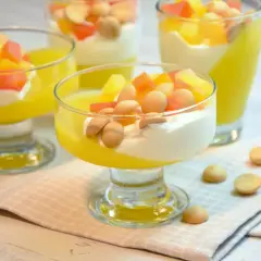 Deser z galaretką, bitą śmietaną i owocami. Czy ananas z puszki zastygnie w galaretce? Tak, wygląda na to, że tak!