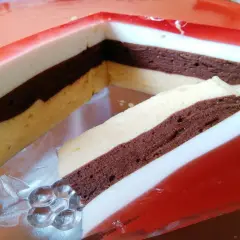 Warstwowe ciasto z galaretką, kremem i czekoladą. Wygląda jak moje ciasto "moja bajka"!
