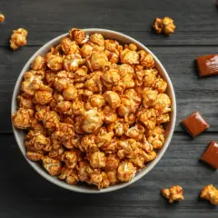 Nieklejący się popcorn karmelowy: przepis idealny (bez brudnych rąk!)
