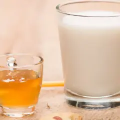 Szklanka mleka i mały kieliszek miodu. Zastanawiasz się, ile gram ma szklanka mleka?