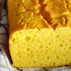 Puszysty chleb kukurydziany bez glutenu: Koniec z zakalcem!