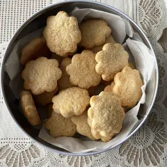 Zapach amoniaku po amoniaczkach? Sprawdzone sposoby na świeżą kuchnię!