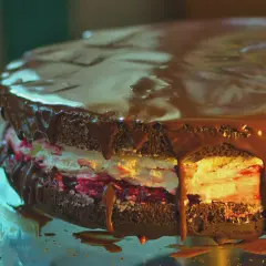 Wuzetka z kremem i wiśniami, oblana czekoladą. Ten wuzetka stary przepis wygląda pysznie!