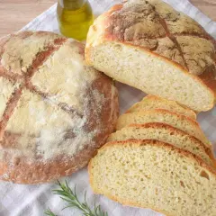 Chleb z ziemniaków: Resztki z obiadu? Sekret wilgotnego pieczywa!