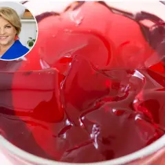 Kobieta w okręgu wyjaśnia, dlaczego galaretka nie stężała. Czerwona galaretka w misce.