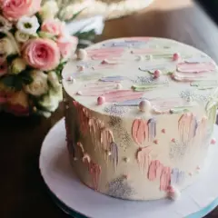 Oto tort weselny z pastelowymi pociągnięciami pędzla i brokatem. Trudno zgadnąć, ile waży tort, ale wygląda na pyszny!