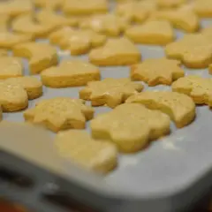 Dlaczego ciastka kruche kurczą się? Przyczyny i rozwiązania!