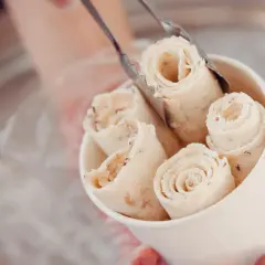 Rolowane lody tajskie w kubeczku, pokazujące, jak zrobić lody tajskie bez maszyny.