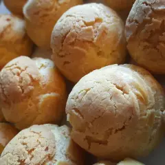 Złociste ptysie z kruszonką, idealne na deser.