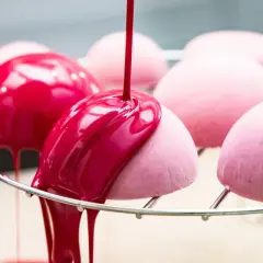 Polewa lustrzana spływa z tortu? Znam powody i rozwiązania!