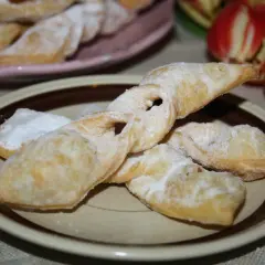 Chruściki posypane cukrem pudrem, idealne do kawy. Pyszny przepis na chruściki, który zawsze się udaje.