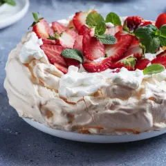 Pyszny tort bezowy z truskawkami i bitą śmietaną. Idealny przepis na letnie popołudnie.