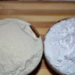 Dwa rodzaje mąki w miseczkach. Czy skrobia ziemniaczana to to samo co mąka ziemniaczana? Jedna jest sypka, druga zbita.