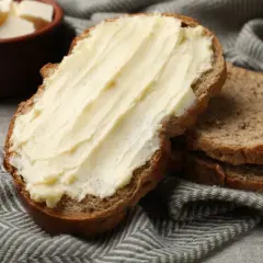 Chleb z masłem, idealny na śniadanie. Zastanawiasz się, ile kcal ma kromka chleba z masłem? Oto pyszna kromka z masłem i kilka innych.