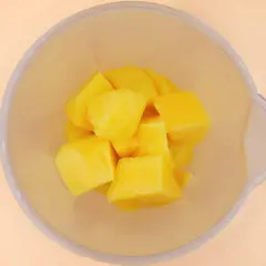 Kawałki mango w przezroczystej misce. Zastanawiasz się, czy galaretka z mango stężeje?