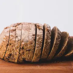 Ile kalorii ma kromka chleba pełnoziarnistego? Odkryj zaskakujące wartości!