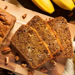 Chlebek bananowy z orzechami, pokrojony na kromki. Zastanawiasz się, dlaczego chlebek bananowy wychodzi zakalec?
