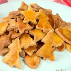 Góra ciasteczek w kształcie gwiazdek i choinek. Idealne szybkie ciasteczka świąteczne na ostatnią chwilę.