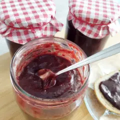 Słoik domowego powidła śliwkowego, idealnego do smarowania chleba. Zobacz, jak zrobic powidlo sliwkowe!