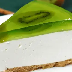 Kawałek sernika z galaretką kiwi. Zastanawiasz się, dlaczego kiwi nie scina galaretki? To pyszne ciasto z pewnością rozwiewa wszelkie wątpliwości.