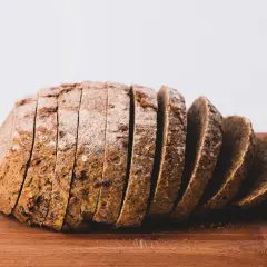Dlaczego chleb domowy się kruszy? 5 błędów, które to zmienia