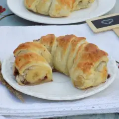 Szybki przepis na pyszne rogaliki z ciasta francuskiego z czekoladą