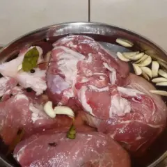 Mięso w zalewie z czosnkiem, liściem laurowym i pieprzem. Dziadek stosuje tradycyjne peklowanie na mokro.
