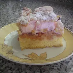 Pyszny placek z jabłkami i różowym kisielem, posypany cukrem pudrem. Idealny na deser.