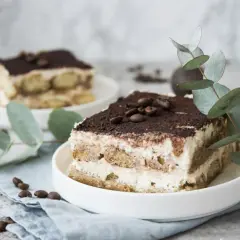 Pyszne tiramisu z serka mascarpone, udekorowane kawą i gałązką eukaliptusa. Idealny deser, gdy zastanawiasz się, co zrobić z serka mascarpone.