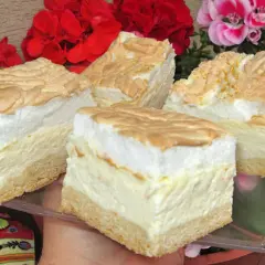 Boski sernik z rosą przepis. Puszysty sernik z pianką i chrupiącym spodem, idealny na deser.