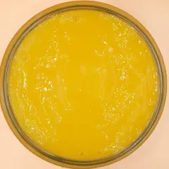 Jasnożółta, gęsta masa w szklanym naczyniu. Czy mango zastygnie w galaretce?