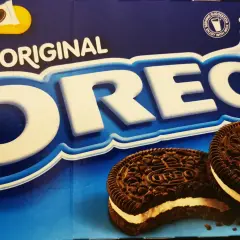 Opakowanie Oreo z dwoma ciastkami. Na opakowaniu widnieje informacja, że jedno ciastko waży 11 gram.