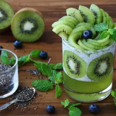 Deser z kiwi i nasion chia. Dlaczego galaretka nie tężeje z kiwi? Enzymy z kiwi mogą to utrudniać.