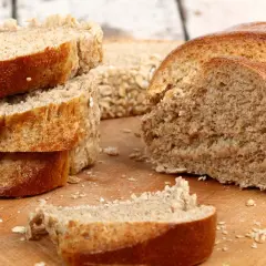 Chleb graham a razowy: Różnice w zdrowiu i smaku. Co wybrać?