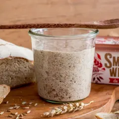 Ile zakwasu na 1 kg mąki? Klucz do idealnie wyrośniętego chleba