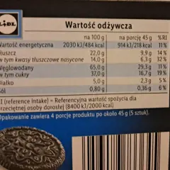 Opakowanie zawiera 4 porcje produktu po ok. 45g (5 sztuk). Jedno ciastko Oreo ma ok. 218 kcal.
