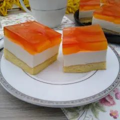 Pyszne ciasto z galaretką i owocami, które idealnie tężeje w temperaturze pokojowej.