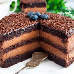 Ile kalorii ma tort czekoladowy? Sprawdź, co naprawdę zawiera