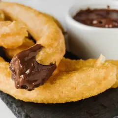 Churros z gorącą czekoladą, idealne na deser. Ten przepis na churros zachwyci każdego!