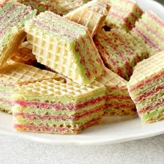 Warstwowe wafle z kremem o smaku galaretki i śmietany, idealne na deser.