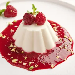 Panna cotta z malinami i pistacjami. Idealny przepis na panna cotta, który zachwyci każdego.
