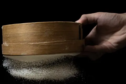 Ile waży łyżka mąki pszennej typ 450? Odkryj prawdę o wadze!