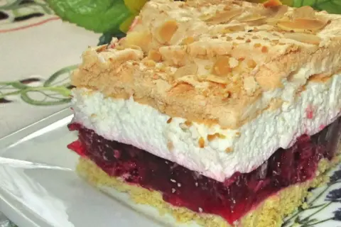 Malinowa chmurka na kruchym spodzie, z puszystą bitą śmietaną i chrupiącą bezą. Pyszny deser!